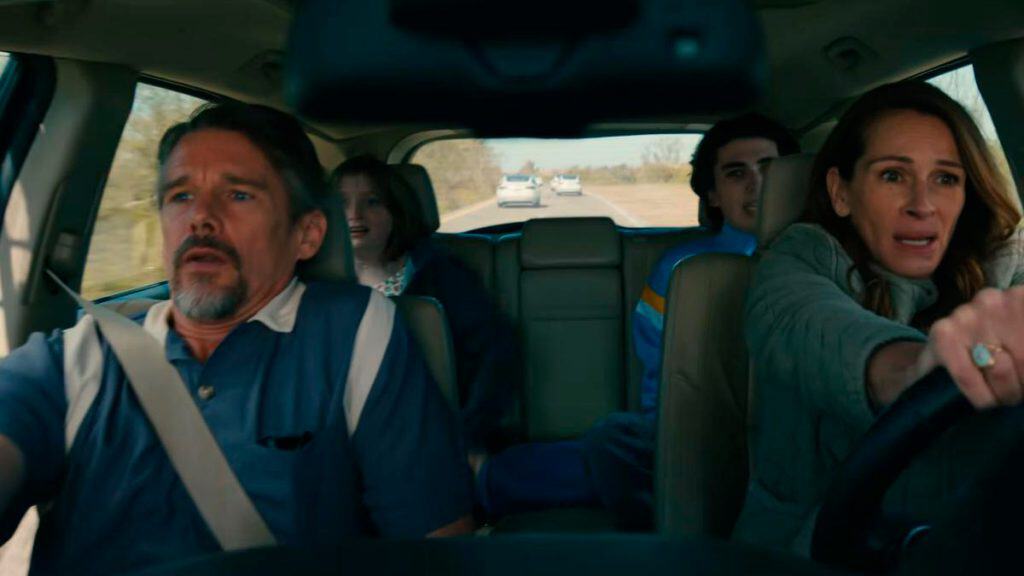 Cena do filme O Mundo Depois de Nós com carros da Tesla
