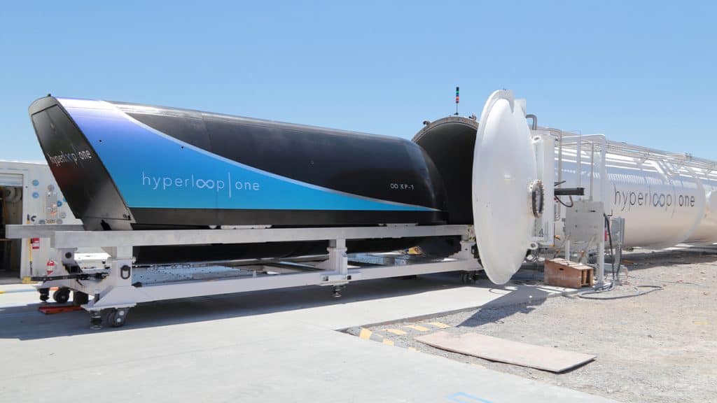 Vagão da Hyperloop One entrando em túnel
