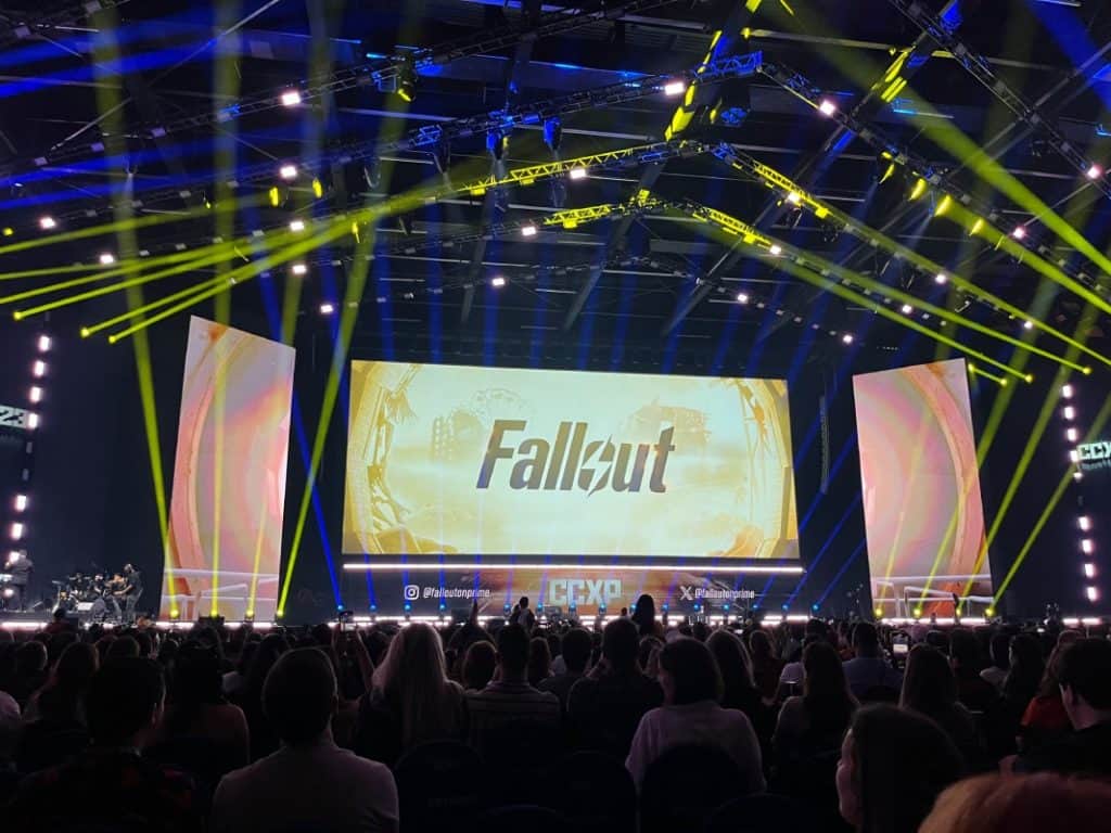 Telão na CCXP23 com Fallout escrito