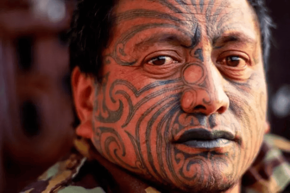 Homem maori com o rosto tatuado
