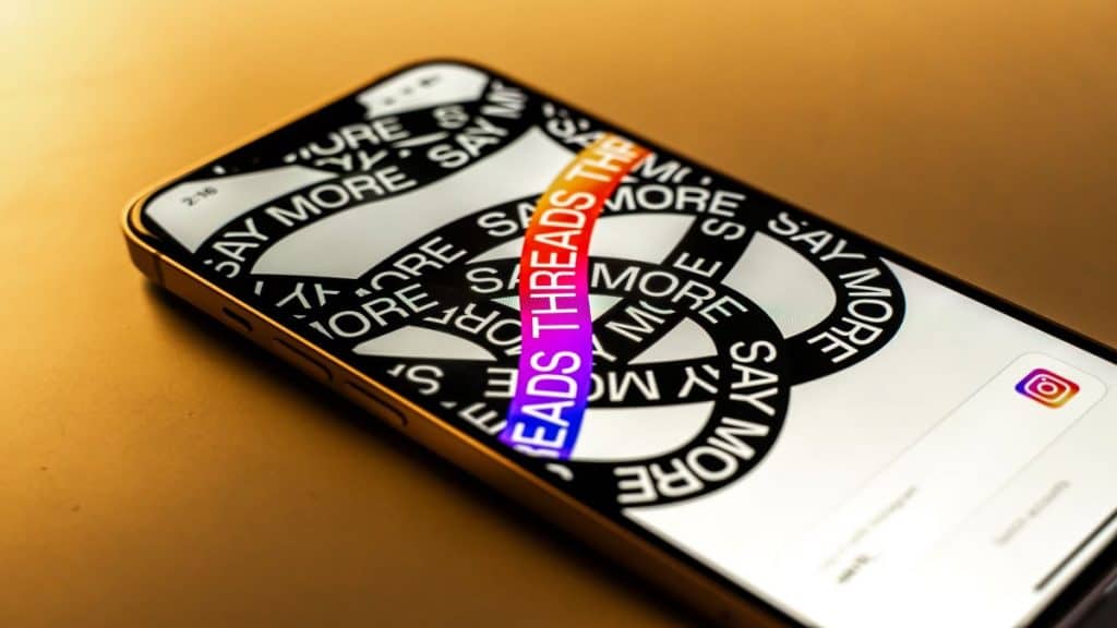 Celular com perfil do Threads e Instagram juntos