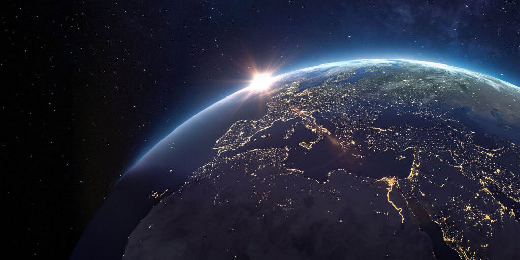 Empresa planeja colocar 4.000 espelhos no espaço para refletir o Sol A start-up americana Reflect Orbital, sediada na Califórnia, planeja lançar uma constelação de mais de 4.000 espelhos espaciais com o objetivo de refletir luz solar para a Terra e aumentar a produção de energia solar durante o amanhecer e o anoitecer. A primeira demonstração do projeto será realizada no próximo ano com o satélite EARENDIL-1, equipado com um espelho de 18 por 18 metros, que deverá direcionar a luz do Sol para áreas específicas da superfície terrestre. As informações são do portal Space.com. Vista de satélite do planeta Terra no espaço