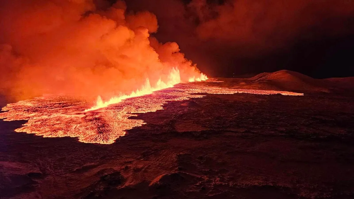 Após tremores, vulcão islandês entra em erupção; assista