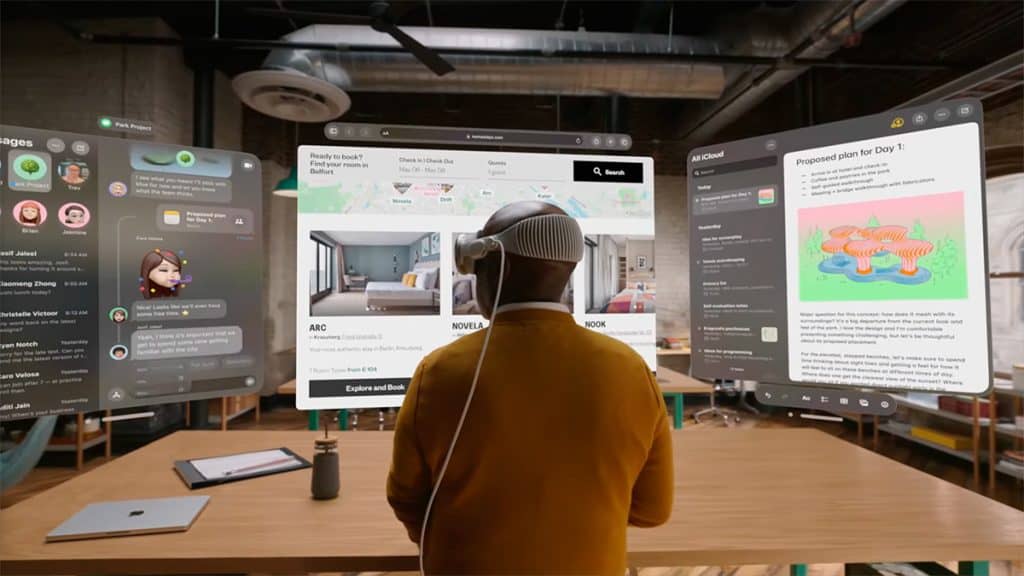 Homem usando Apple Vision Pro e olhando para três janelas de aplicativos abertas na sua frente