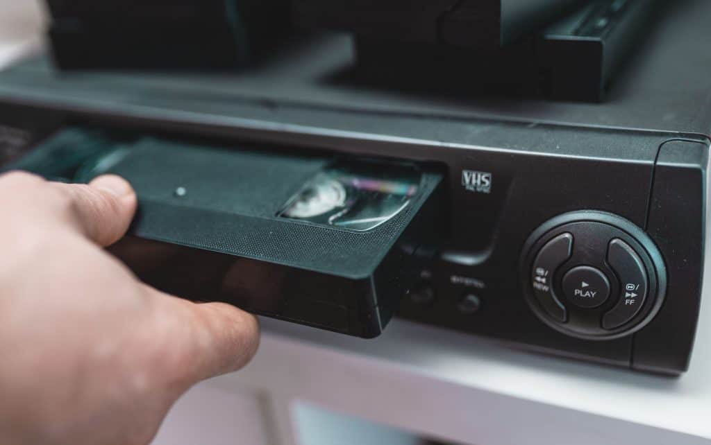 Com a inflação, quanto custariam hoje os primeiros DVD Players do país? Com todo respeito ao cinema, mas não tem nada melhor do que ver um filme ou uma série em casa. Deitado no sofá ou na cama, relaxado, de pijama… VHS