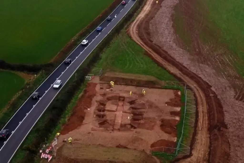 As escavações foram realizadas durante obras de renovação de um rodovia (Crédito: Conselho de Cornualha)