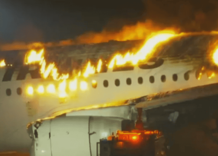 Pilotos de avião que pegou fogo no Japão não perceberam incêndio 