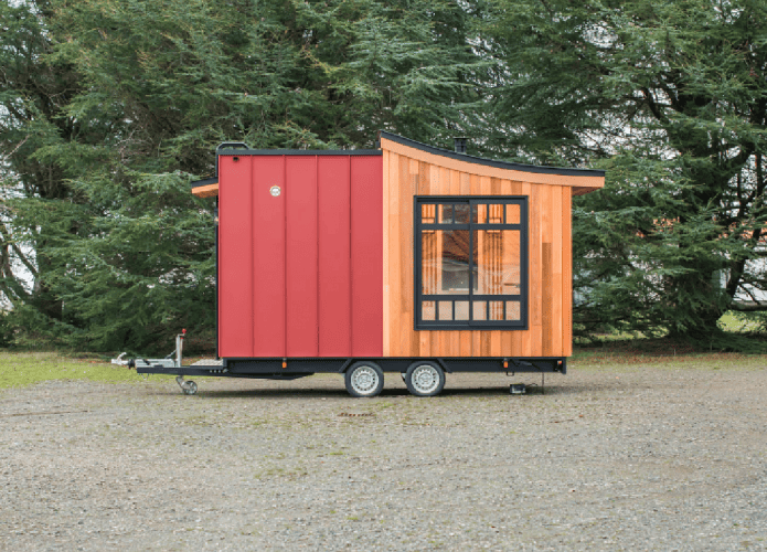 Esta casa compacta sobre rodas tem sala, cozinha e banheiro