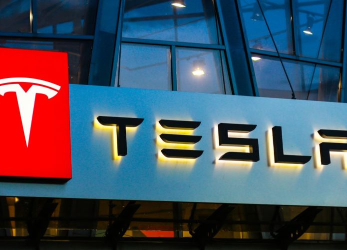 Tesla libera transferência de direção autônoma para novos veículos; entenda