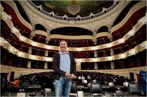 Phil em um teatro