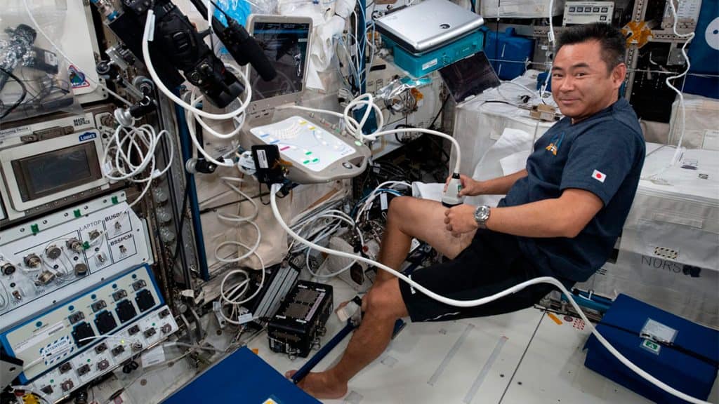 Akihiko Hoshide, astronauta da JAXA, usando equipamento de ultrassom na Estação Espacial Internacional