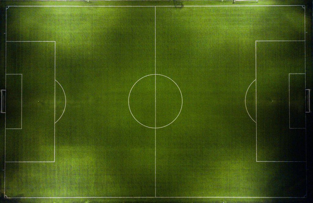 Campo de futebol. (Imagem: Bence Balla Schottner/Unsplash)