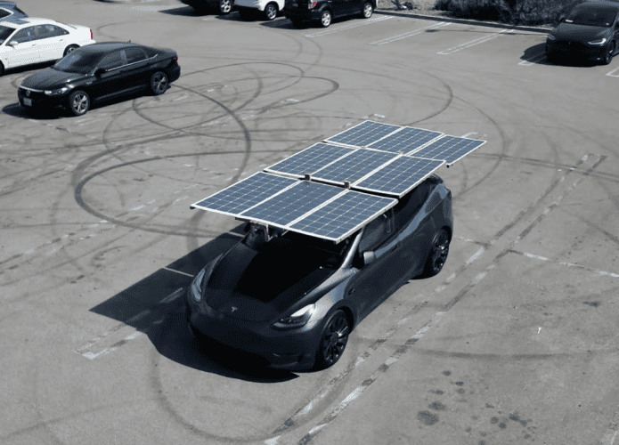 Dono de um Tesla Y cria solução criativa para carregar seu carro; veja