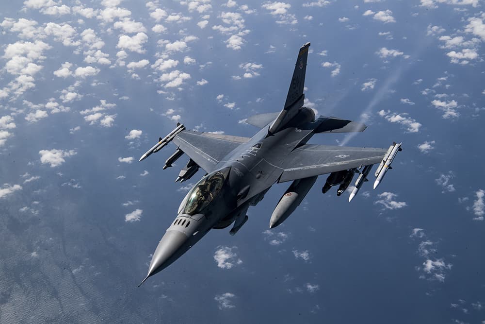 caça supersônico F-16 no ar