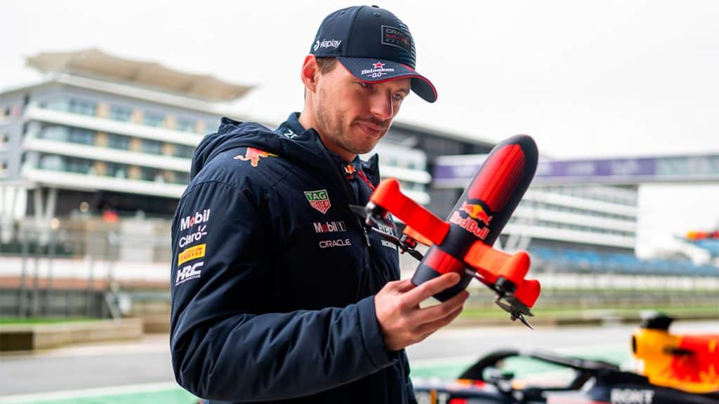 Max Verstappen, atual campeão de F1, segurando drone