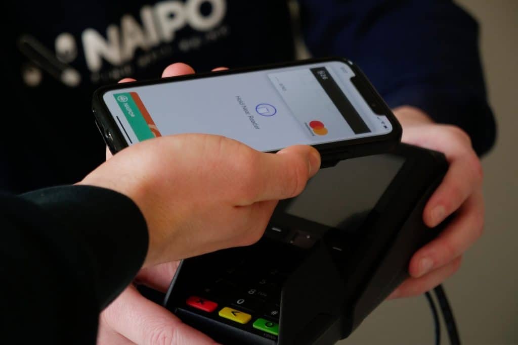 Pagamento por aproximação com celular via Naipo.de/Unsplash