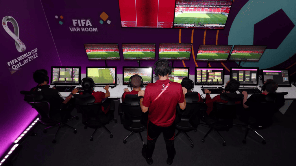 Sala do VAR na Copa do Mundo 2022. (Imagem: FIFA)
