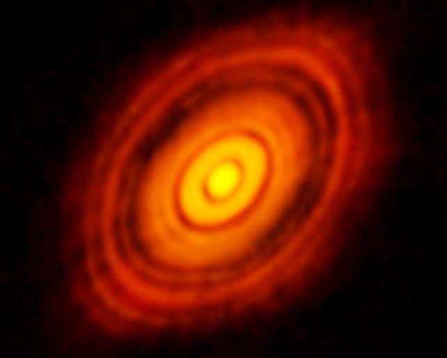 A inclinação da estrela permite uma boa observação do seu disco proplaneário a partir da Terra (Crédito: ALMA/ESO/NAOJ/NRAO )