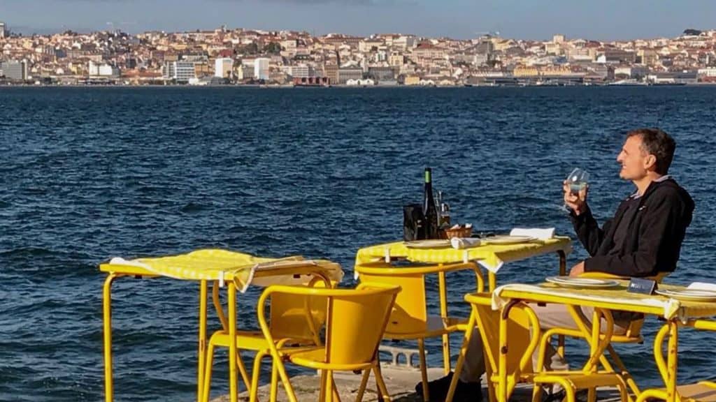 phil em restaurante com a vista para o mar