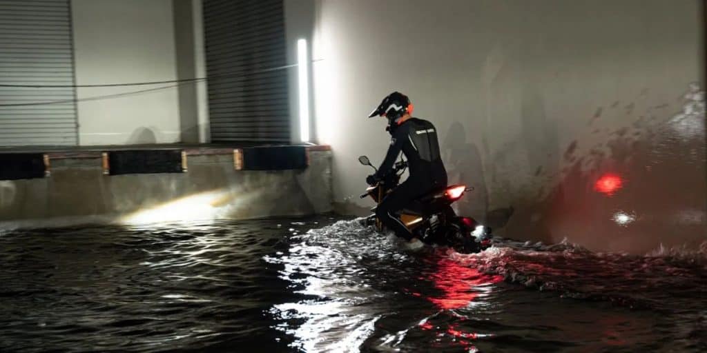 Moto e patinete elétricos podem pegar chuva? As motos e os patinetes elétricos se tornaram uma opção de transporte muito popular em áreas urbanas, pois, além de serem mais práticos e tirarem a pessoa dos congestionamentos, são sustentáveis, já que não precisam de combustível para se locomover. Todavia, existe uma dúvida comum entre as pessoas que utilizam esses veículos: eles podem pegar chuva? moto elétrica