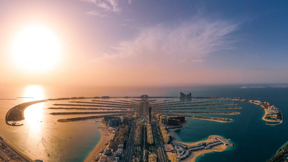 Vista panorâmica da Palm Jumeirah durante o pôr do sol.