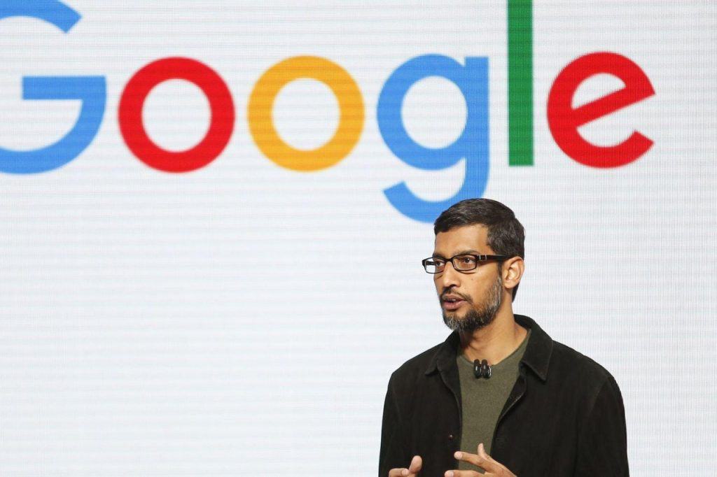 Logo do g-Google ao fundo e Sundar Pichai em primeiro plano