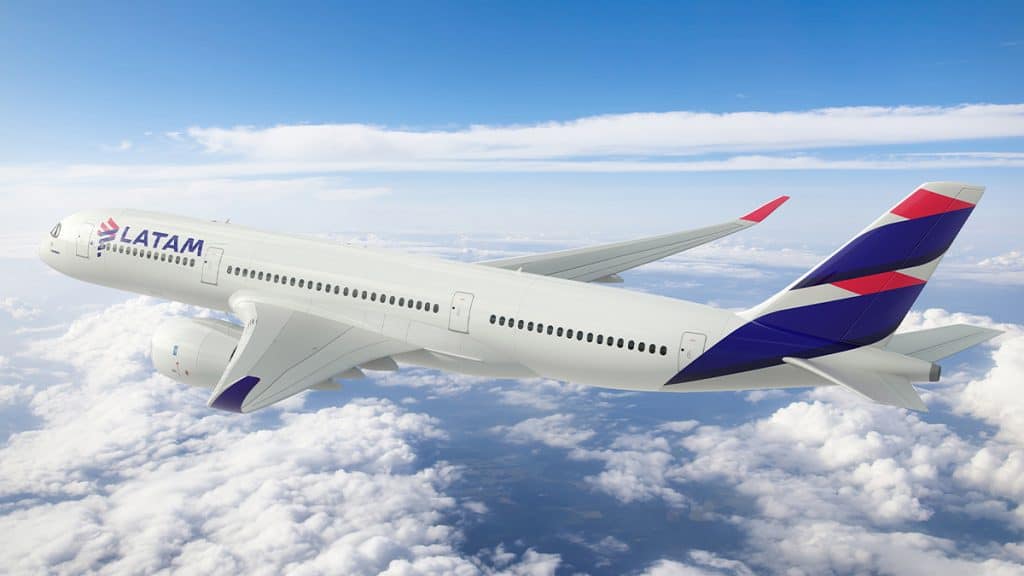 Montagem de avião da Latam durante voo