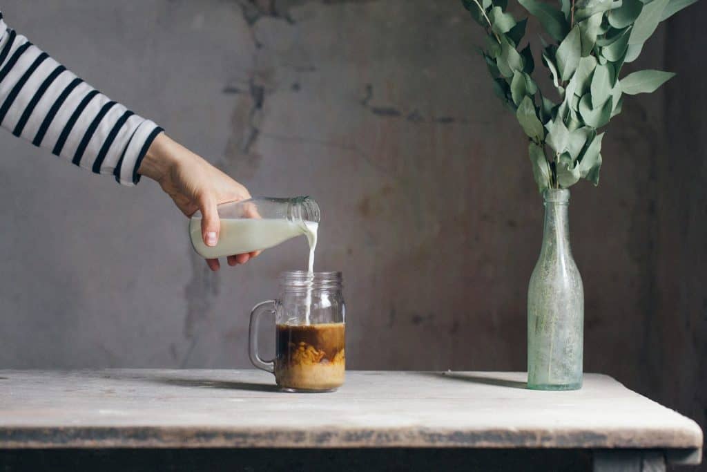 Café com leite via Alberto Bogo/Unsplash