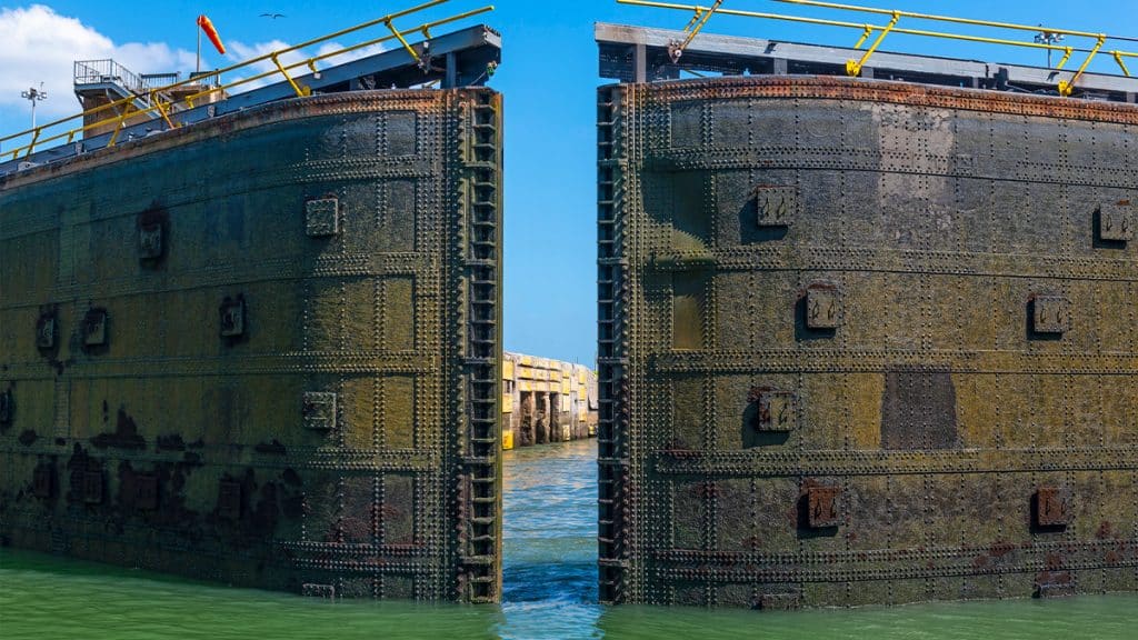 Comporta de eclusa se fechando no Canal do Panamá
