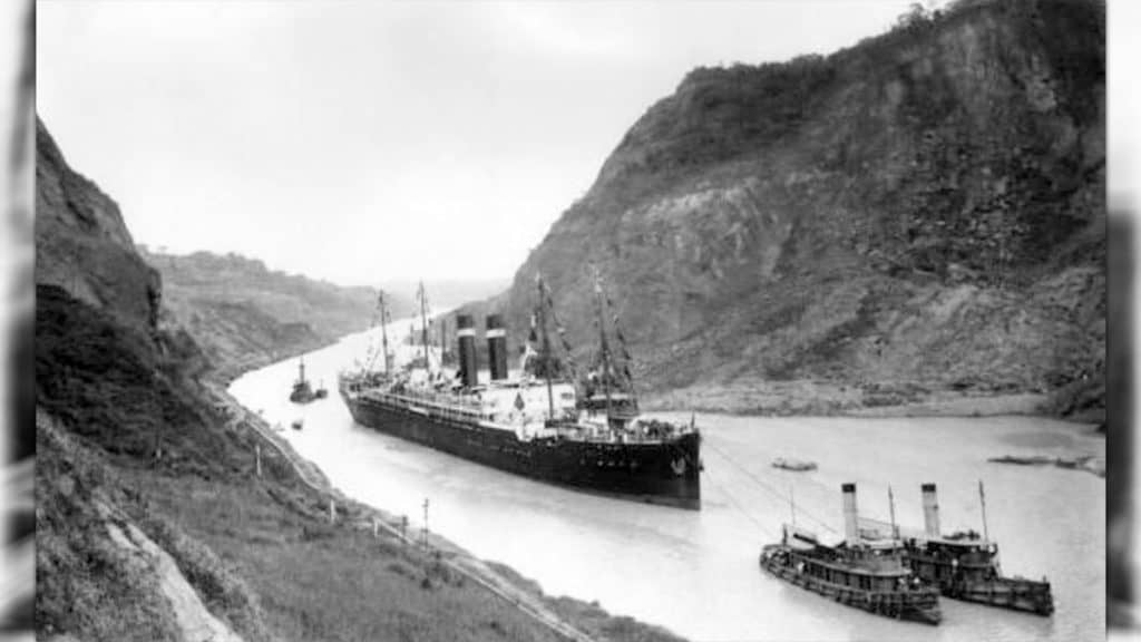 Foto histórica de navios no Canal do Panamá