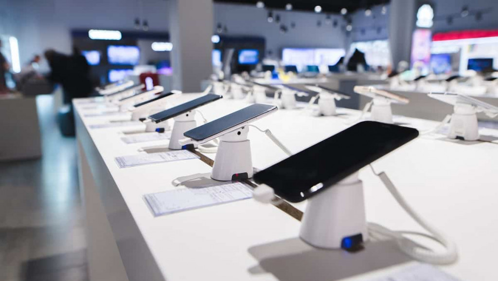 Por que celulares podem sumir de lojas em 2026 O mercado global de celulares deve encolher em 2026, pressionado pela combinação: componentes mais caros e repasse inevitável de custos. É o que aponta a consultoria Counterpoint Research, especializada em pesquisa de mercado no setor de tecnologia, nesta terça-feira (16). celulares