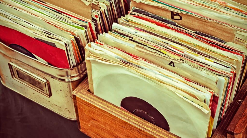 Caixas com encartes de discos de vinil