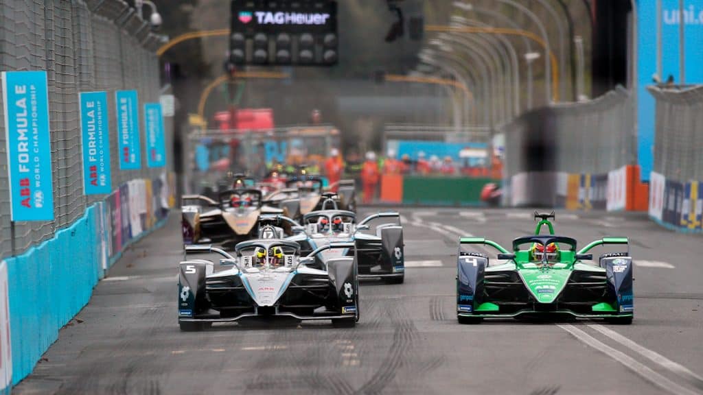 Carros da Fórmula E em corrida