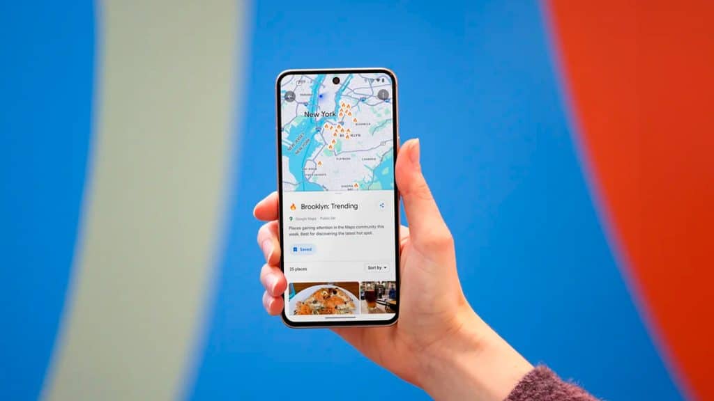 Mulher segurando celular com Google Maps mostrando recomendações geradas com inteligência artificial