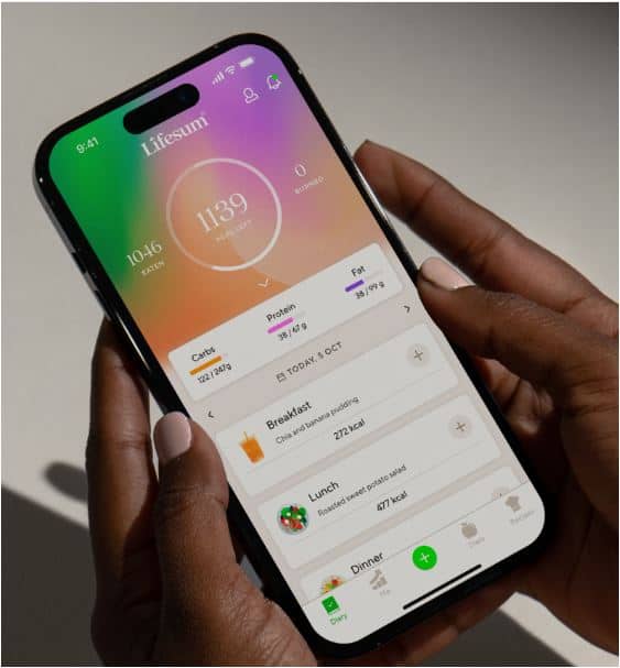 imagem de home do app com uma pessoa segurança celular
