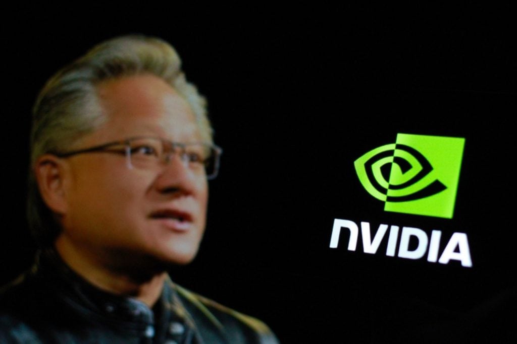 À esquerda, Jensen Huang; à direita, logo da Nvidia, ambos em fundo preto