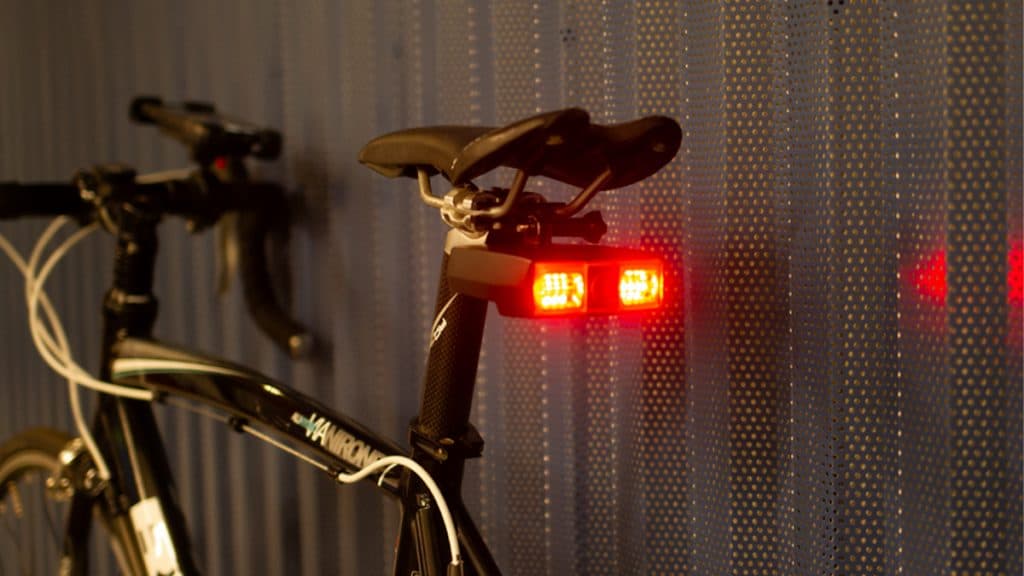 Lanterna com IA instalada em bicicleta
