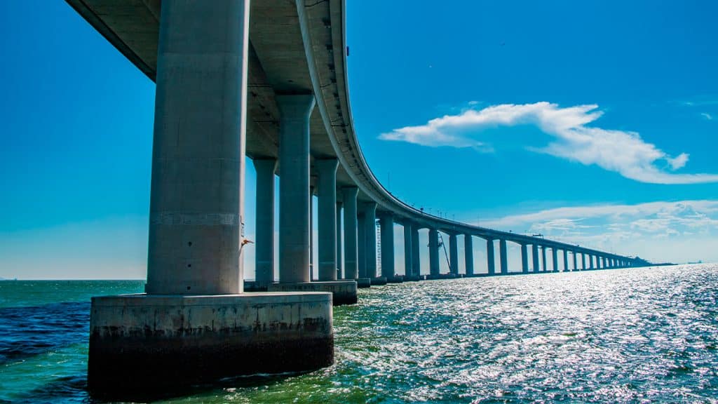 Visão de baixo da ponte Hong Kong-Zhuhai-Macau, a maior ponte marítima do mundo