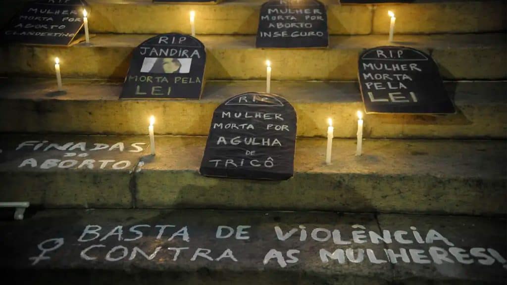 Protesto com lápides e velas durante Dia Internacional da Mulher