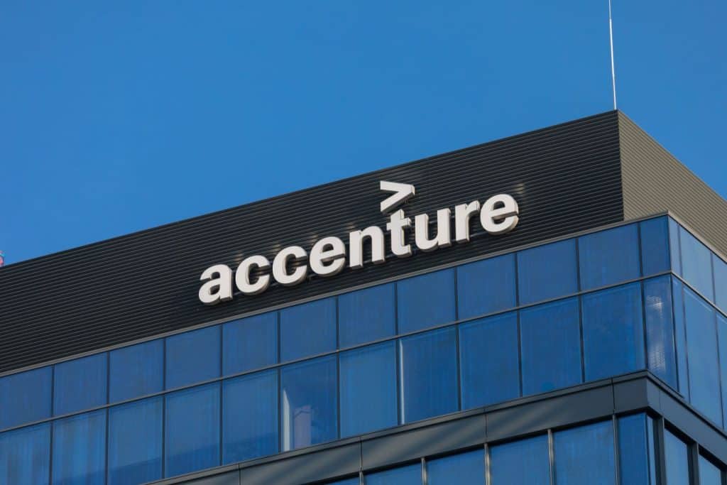 Nesta empresa, quem não aprender funções que usam IA será demitido A Accenture anunciou a redução de mais de 11.000 funcionários nos últimos três meses e alertou que cortes adicionais ocorreriam caso empregados não pudessem ser requalificados para funções ligadas à inteligência artificial. As informações são do Financial Times. accenture