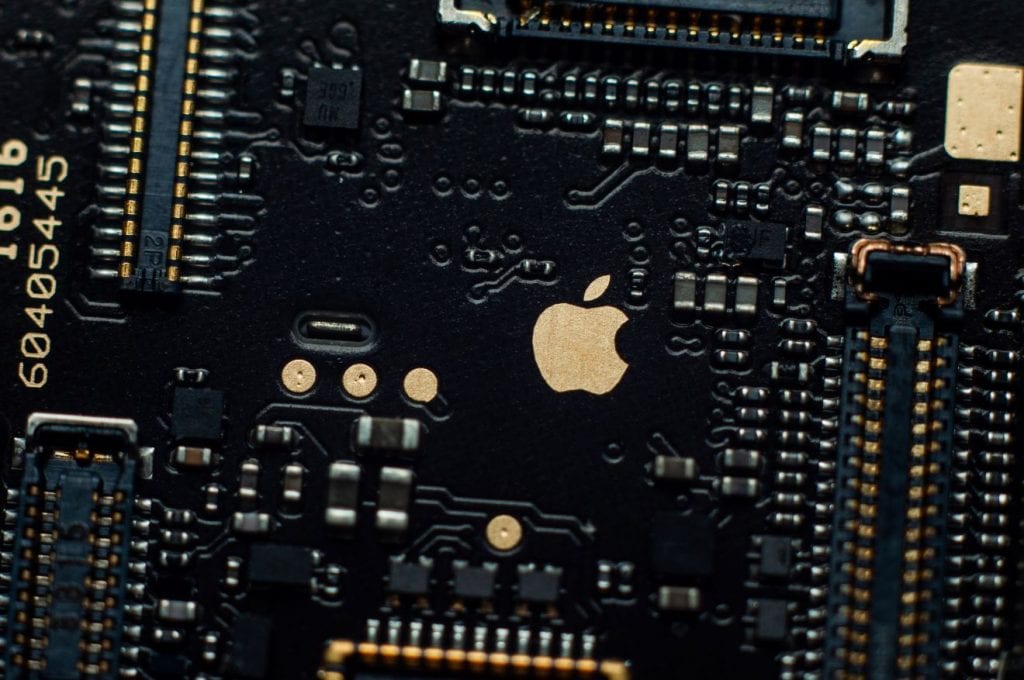 Apple já trabalha em novo chip H3 e na próxima geração dos AirPods A Apple já está trabalhando em novos AirPods Pro, e olha que faz pouco mais de um mês que ela colocou no mercado os AirPods Pro 3. Mas um detalhe chamou a atenção: eles ainda usavam o chip H2, de 2022, explica o 9to5Mac. apple