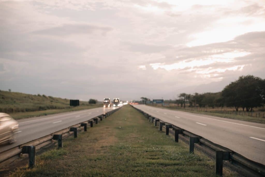 Apenas 47% das estradas brasileiras têm 4G; Anatel quer ampliar cobertura A conectividade nas estradas brasileiras ainda está longe de atender às necessidades de motoristas, transportadoras e empresas que dependem de comunicação contínua. Apenas 47% das estradas brasileiras têm 4G; Anatel quer ampliar cobertura