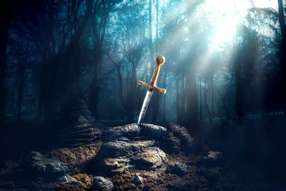 Ua das historias envolvendo o Rei Arthur, envolve a retirada de uma espada de uma pedra, o que lhe deu o direito de ser rei (Crédito: Fer Gregory/ Shutterstock)