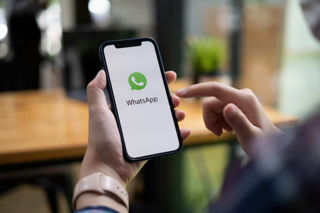 Pessoa acessando o Whatsapp pelo celular
