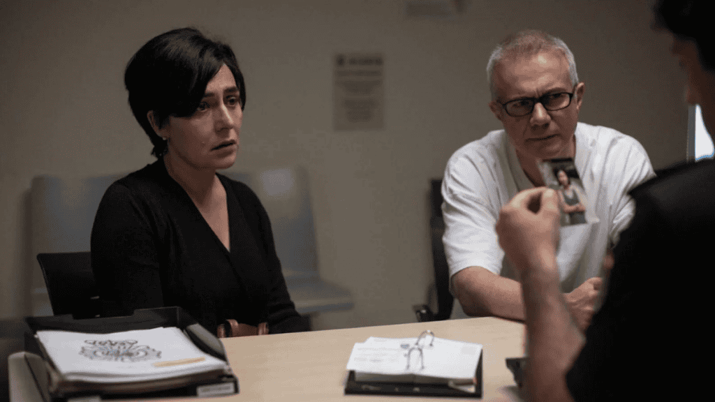 Candela Peña e Tristán Ulloa como Rosario e Alfonso via Netflix/reprodução