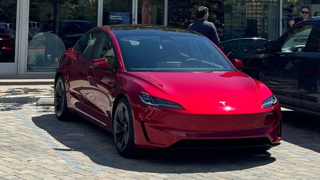 Tesla Model 3 Ludicrous em frente loja da fabricante