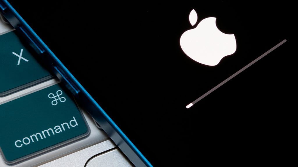 iPhone ligando sobre teclado de computador da Apple