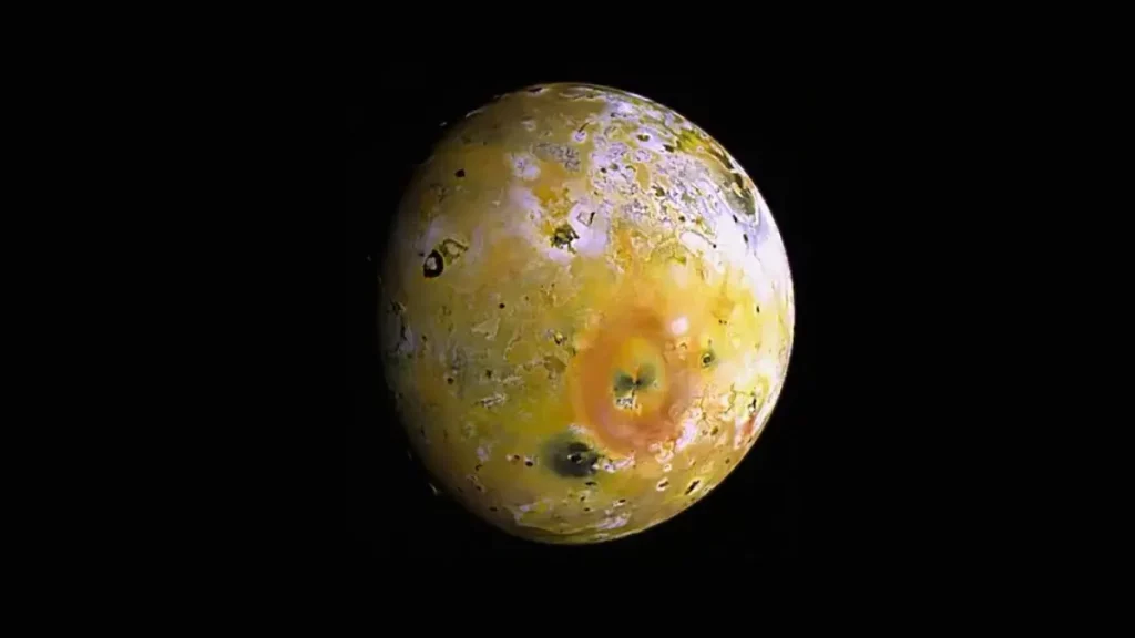 Corpo mais vulcânico do sistema solar é a lua jupiteriana Io.