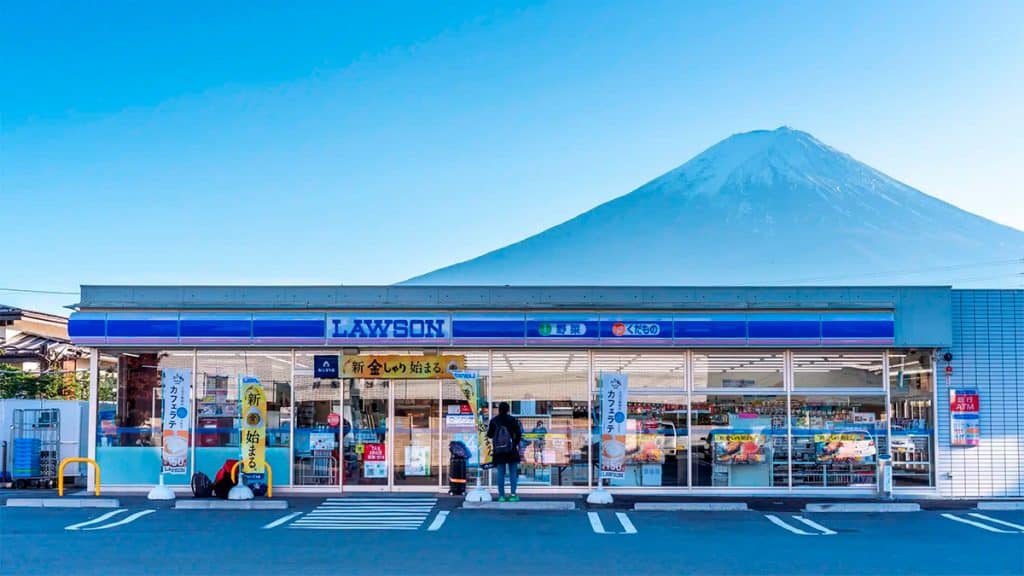 Loja de conveniência com Monte Fuji ao fundo