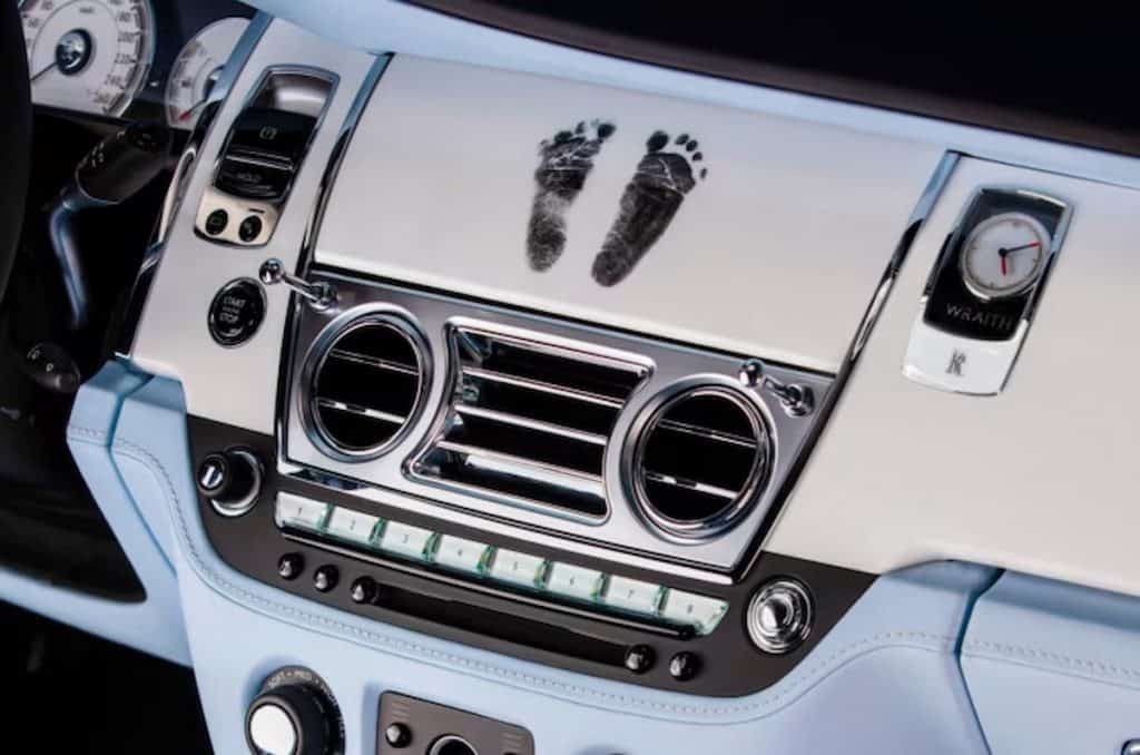Painel customizado com impressão do pé da filha dos clientes via Rolls Royce/reprodução